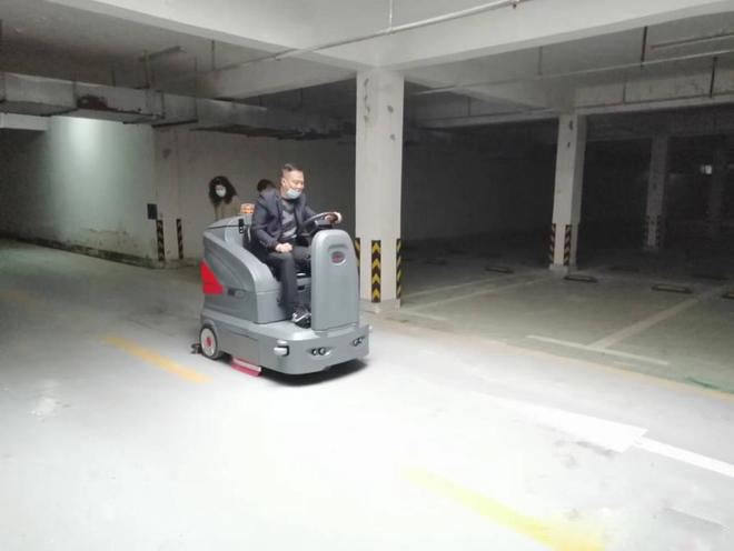 拉萨小区物业保洁不用人力改用驾驶式洗地机了